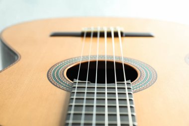 Beyaz arka planda güzel altı-String klasik gitar, yakın