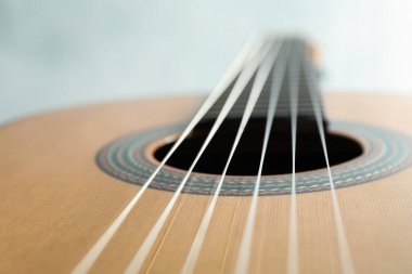 Beyaz arka planda güzel altı-String klasik gitar, yakın