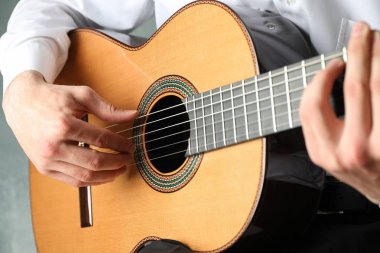 Adam ışık arka plan, Space fo karşı klasik gitar oynuyor