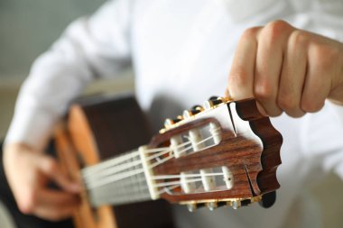 Adam metin için karanlık arka plan alanına karşı klasik gitar Tunes