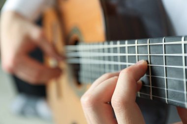 Adam klasik gitar, metin için boşluk oynuyor
