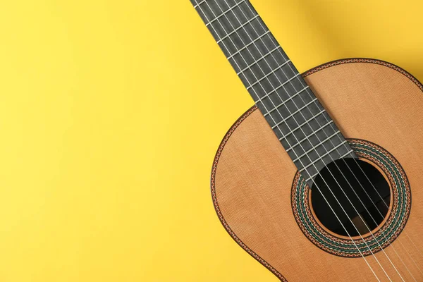 Bela guitarra clássica em fundo amarelo, espaço para texto — Fotografia de Stock