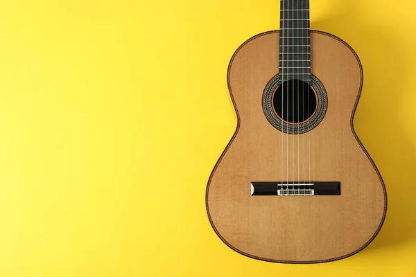 Bela guitarra clássica em fundo amarelo, espaço para texto — Fotografia de Stock