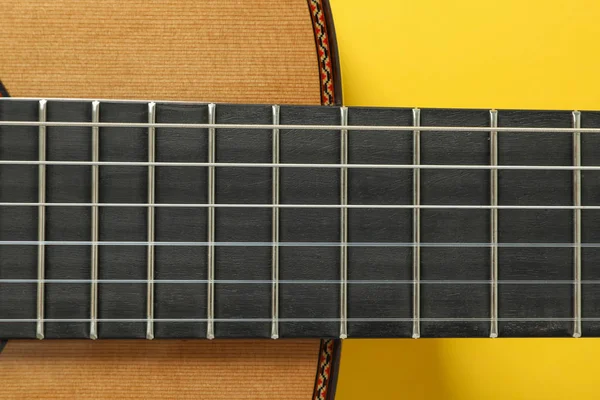 Pescoço de guitarra no fundo amarelo, close-up — Fotografia de Stock