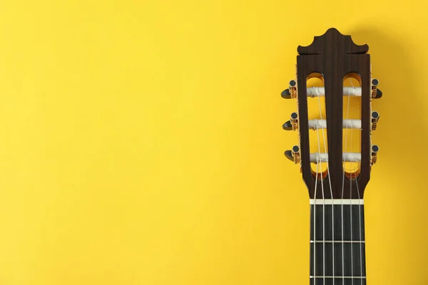 Gitara szyi na żółtym tle, miejsce na tekst — Zdjęcie stockowe