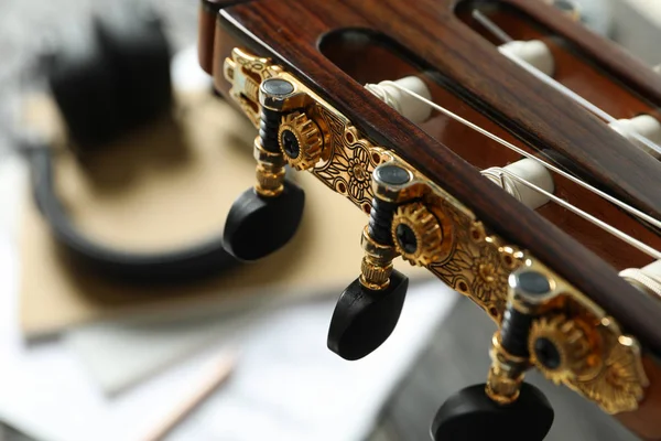 木製の背景に対するネックヘッドと音楽メーカーのアクセサリー, — ストック写真