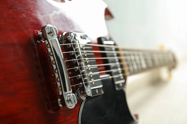 Belos seis - guitarra elétrica corda no fundo branco, clos — Fotografia de Stock