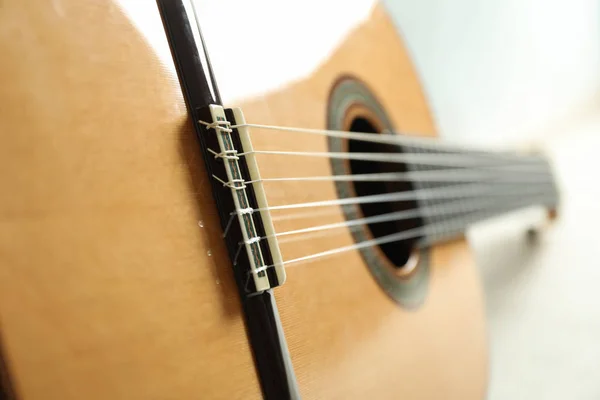 Piękna sześciostrunowa klasyczna gitara na białym tle, blisko — Zdjęcie stockowe