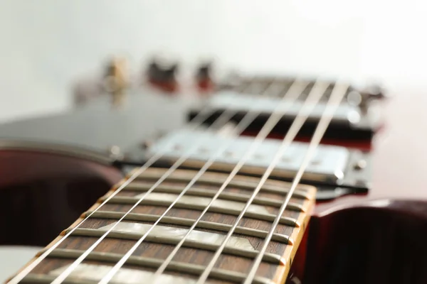 Belle guitare électrique à six cordes sur fond blanc, clos — Photo