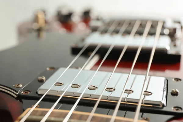 Gyönyörű hathúros elektromos gitár, fehér alapon, Clos — Stock Fotó