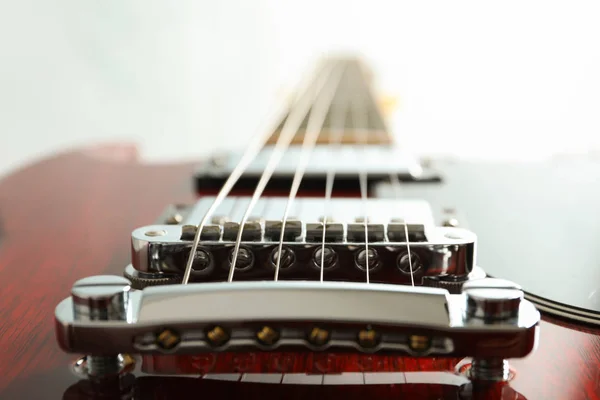 Piękna sześciostrunowa gitara elektryczna na białym tle, Clos — Zdjęcie stockowe