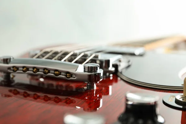 Belos seis - guitarra elétrica corda no fundo branco, clos — Fotografia de Stock