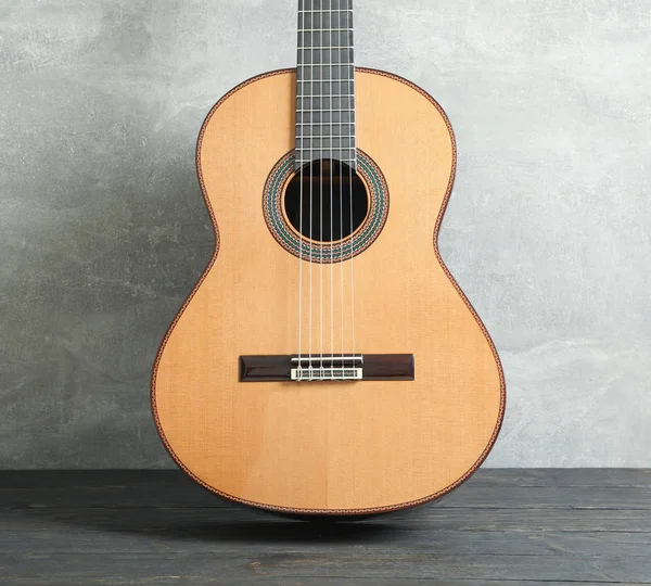 Gr に対して木製のテーブルの上に美しい6弦のクラシックギター — ストック写真