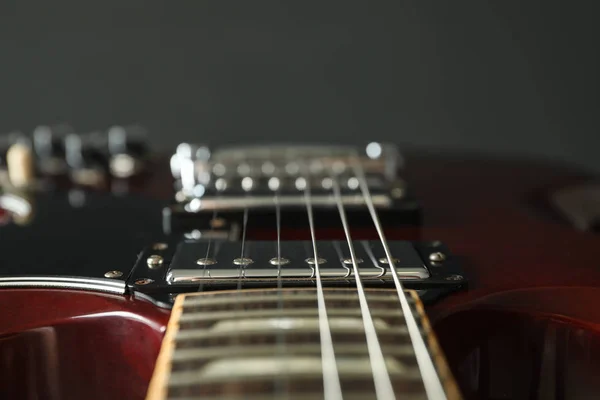 Gyönyörű hat húros elektromos gitár a sötét háttér ellen, — Stock Fotó
