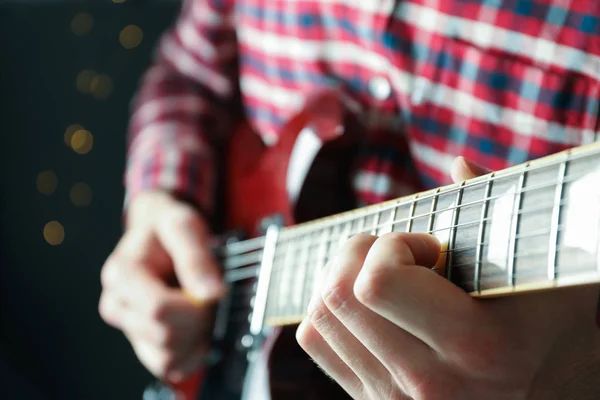 Adam karanlık arka plana karşı elektrik gitar oynarken, çekim — Stok fotoğraf