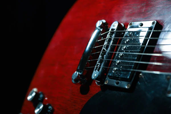 Krásná šestistrunová elektrická kytara na tmavém pozadí, — Stock fotografie