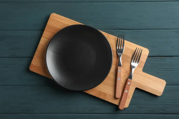 Tabla de cortar y cubiertos sobre fondo de madera, espacio para texto — Foto de Stock