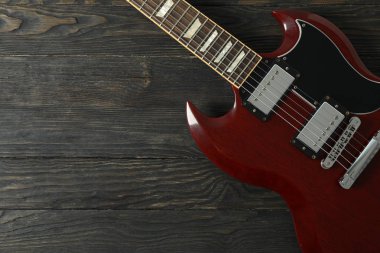 Güzel altı - ahşap arka plan, spa üzerinde dize elektrik gitar