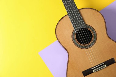 İki ton arka plan üzerinde güzel klasik gitar, metin için alan