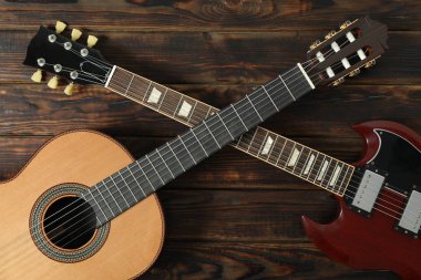 Ahşap arka planda elektrik ve klasik gitar, üst görünüm