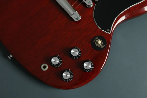 Όμορφη ηλεκτρική κιθάρα έξι χορδών σε σκούρο φόντο, κοντά — Φωτογραφία Αρχείου