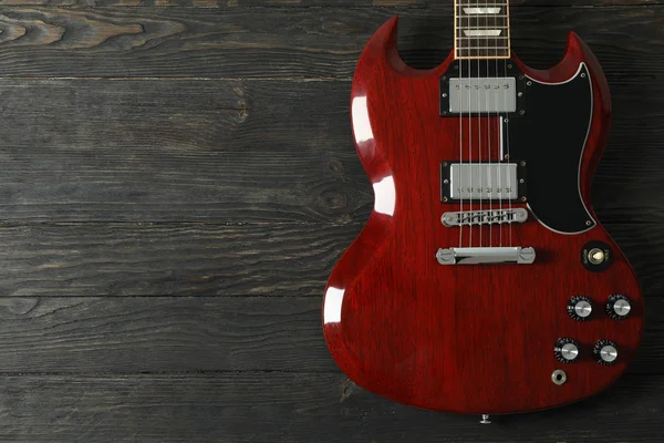 Όμορφη ηλεκτρική κιθάρα έξι χορδών σε ξύλινο φόντο, σπα — Φωτογραφία Αρχείου
