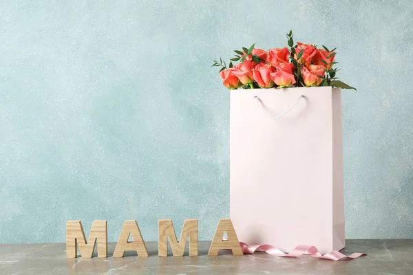 Τσάντα δώρο με μπουκέτο ροζ τριαντάφυλλα και επιγραφή μαμά σε γκρι — Φωτογραφία Αρχείου