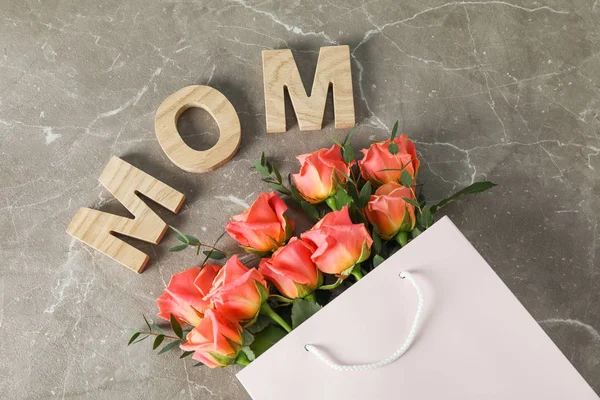 Tas hadiah dengan karangan bunga mawar oranye dan tulisan Ibu di bro — Stok Foto