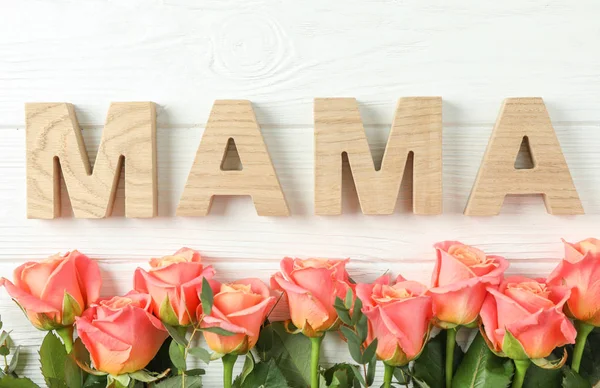 Belas rosas laranja e inscrição Mãe no fundo branco , — Fotografia de Stock