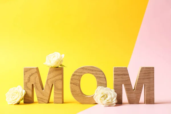 Aufschrift Mutter mit Rosen auf zweifarbigem Hintergrund, Platz für tex — Stockfoto