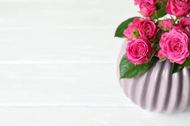 Pembe güller ve beyaz arka plan üzerinde metin için boşluk ile Vazo, clo