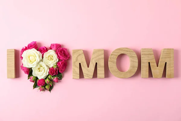 Inskripsi I Love Mom dengan mawar dalam bentuk hati pada warna bac — Stok Foto