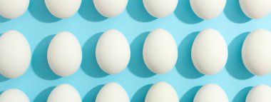 Girintili renkli arka plan üzerinde tavuk yumurtası ile düz yatıyordu kompozisyon