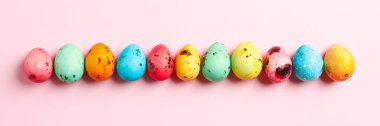 Dekoratif Paskalya yumurtaları renkli arka plan, metin için yer. Sayfanın Üstü 
