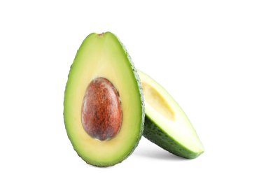 Olgun kesilmiş avokado beyaz arka plan üzerinde izole. Sağlıklı gıda