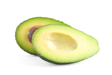 Olgun kesilmiş avokado beyaz arka plan üzerinde izole. Vejetaryen yemekler