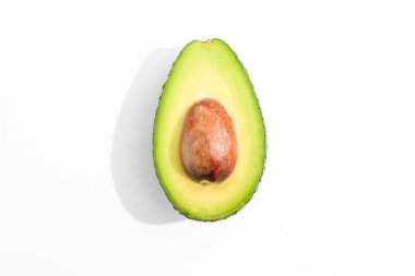 Beyaz arka plan üzerinde rip kesilmiş avokado, metin için alan