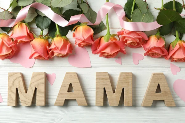 Inscription Mom with pink roses, ribbon and little hearts on woo — Stock Photo, Image