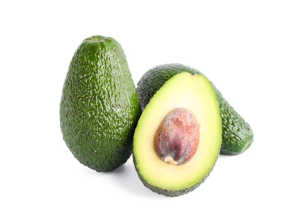 Rijpe avocado's geïsoleerd op witte achtergrond. Vegetarisch eten — Stockfoto