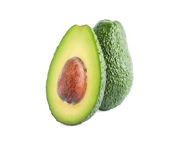 Avocats mûrs isolés sur fond blanc. Alimentation végétarienne — Photo