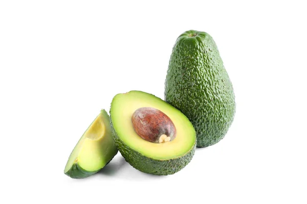 Rijpe gesneden avocado's met segment geïsoleerd op witte achtergrond. Veget — Stockfoto