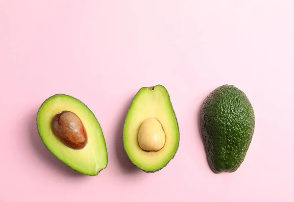 Rip Cut Avocados mit Platz für Text auf farbigem Hintergrund, oben vi — Stockfoto