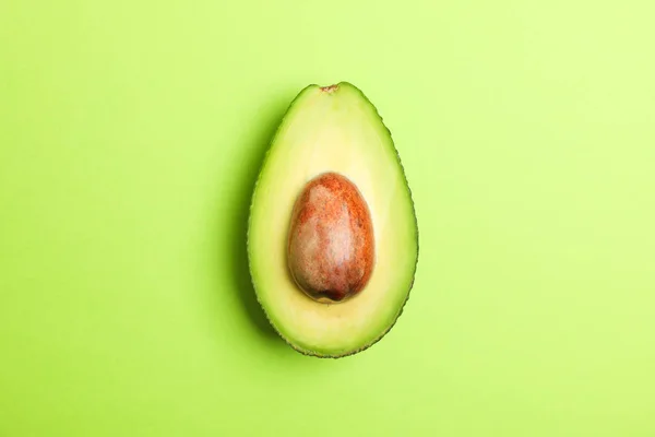 RIP cut avocado op groene achtergrond, ruimte voor tekst — Stockfoto