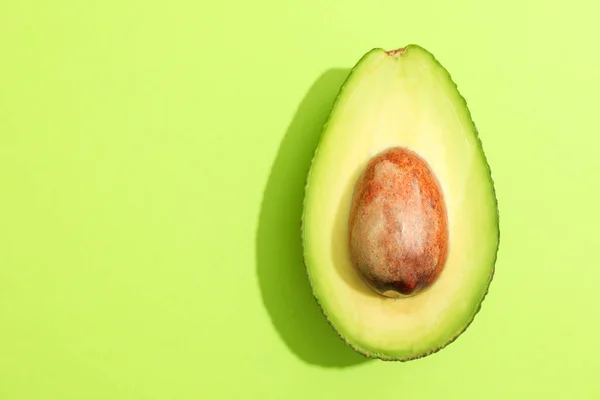 RIP cut avocado met ruimte voor tekst op groene achtergrond, close-up — Stockfoto