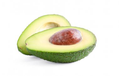 Olgun kesilmiş avokado beyaz arka plan üzerinde izole. Vejetaryen yemekler