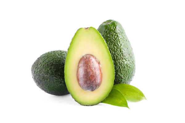 Rijpe avocado's met bladeren geïsoleerd op witte achtergrond. Gezonde — Stockfoto