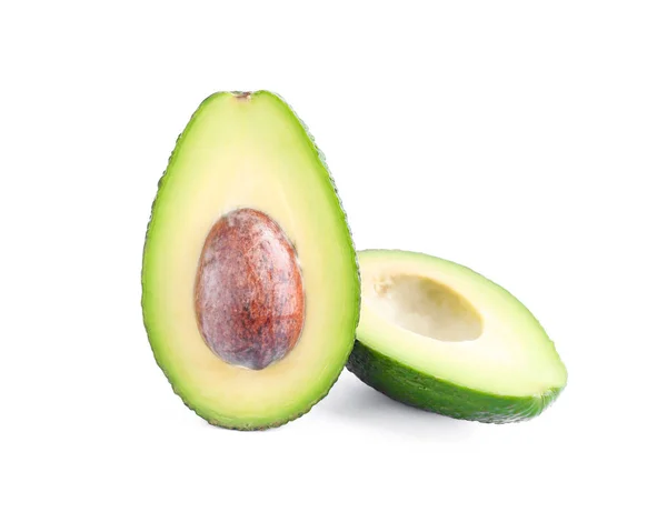 Rijpe gesneden avocado geïsoleerd op witte achtergrond. Vegetarisch eten — Stockfoto