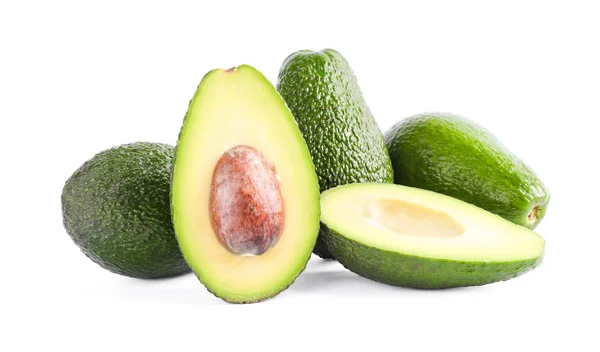 Rijpe avocado's geïsoleerd op witte achtergrond. Vegetarisch eten — Stockfoto
