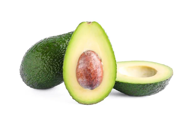 Rijpe avocado's geïsoleerd op witte achtergrond. Vegetarisch eten — Stockfoto