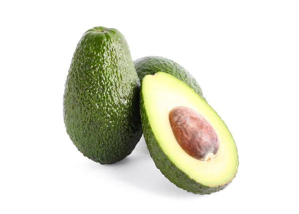 Rijpe avocado's geïsoleerd op witte achtergrond. Vegetarisch eten — Stockfoto